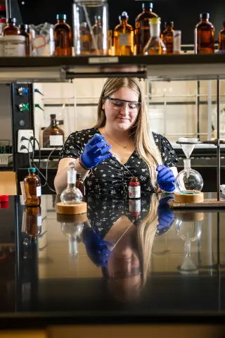 Melanie Eichler, winner of 2025-26 Goldwater Scholarship, poses in Nick Johnson's lab.