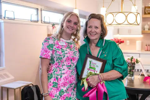 photo of Lauren Bartlett (current DZ president) and Karen Terhune Duncan '76