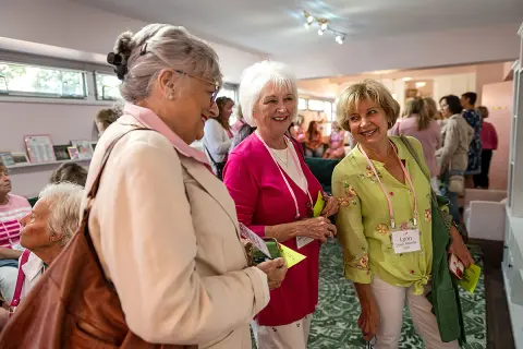 photo of Delta Zeta alumnae admiring the suite renovation