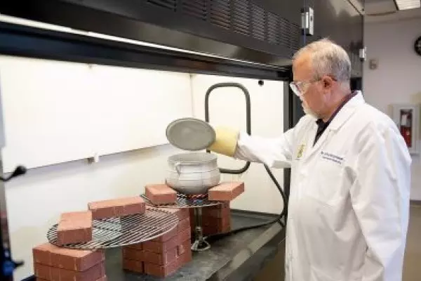 Dr. Weidenhammer testing cookware