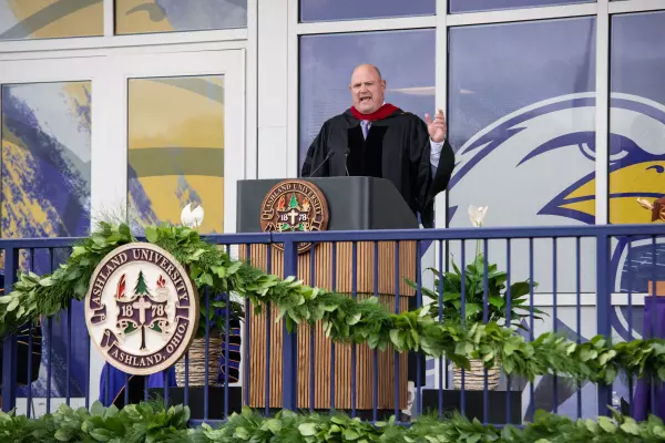 Jud Logan speaks at commencement