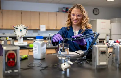 2026 grad Chelsea Niedermier in the chemistry lab