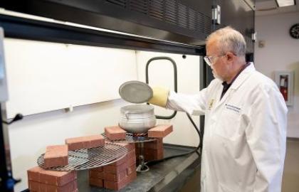 Dr. Weidenhammer testing cookware